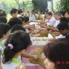 Ahli Majlis En Soon Lip Chee menunjuk cara membuat EM Mud Ball di Taman Bg Lalang, Butterworth pada 21-6-2009